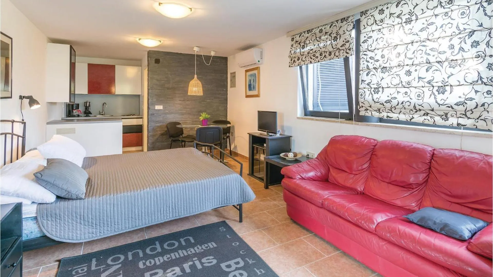 Cozy Apartment In Pula With Kitchen